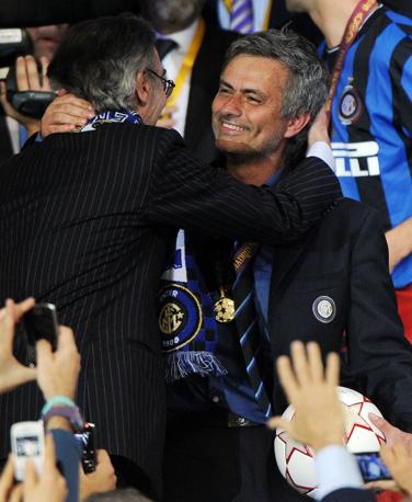 Poi, nel 2008,  qualcosa si rompe. Mancini vola in Inghilterra e a Milano sbarca lo Special One. Sono gli anni d'oro: Mourinho ottiene il Triplete e saluta i nerazzurri lasciandoli in cima all'Europa. Reuters